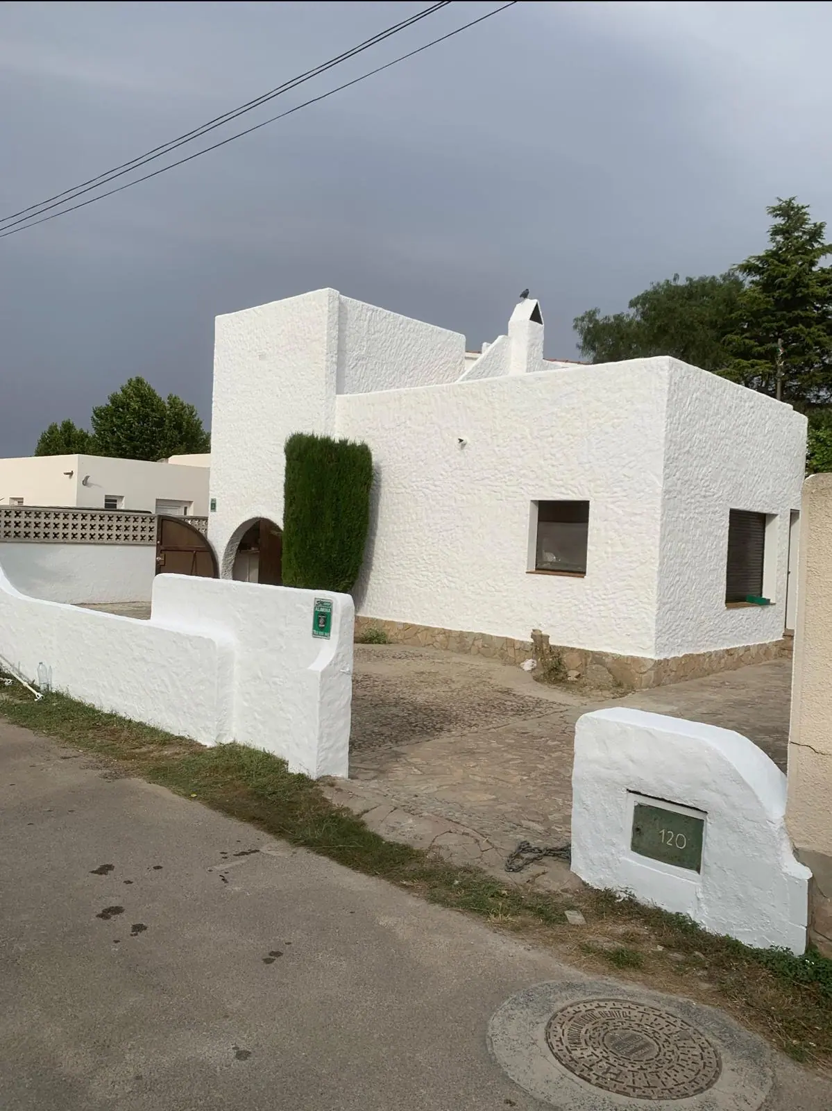 Chalet unifamiliar con acabado blanco rugoso, en Roses, Girona
