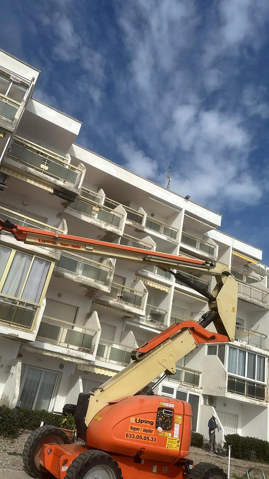 Equipo de Larbi El Akel trabajando en altura sobre una fachada